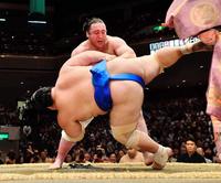 琴奨菊（手前）を上手投げで下す栃ノ心＝両国国技館（撮影・中田匡峻）