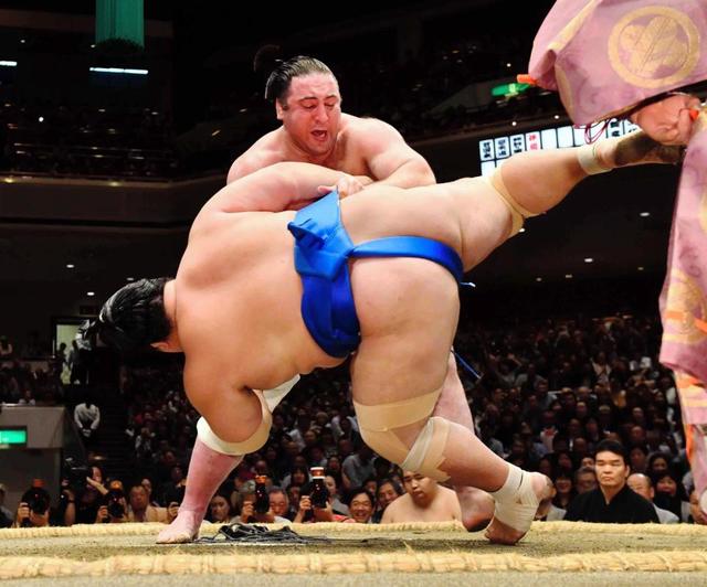 栃ノ心が全勝を守る 相性悪い琴奨菊を下手投げで下す