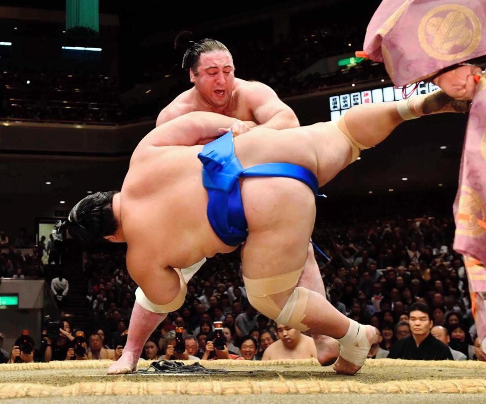 琴奨菊（手前）を上手投げで下す栃ノ心＝両国国技館（撮影・中田匡峻）