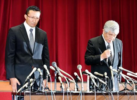 　会見の冒頭で謝罪する日大アメリカンフットボール部の内田正人前監督（右）と井上奨コーチ