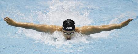 　男子４００メートル個人メドレー決勝　４分８秒９８で優勝した瀬戸大也のバタフライ＝東京辰巳国際水泳場