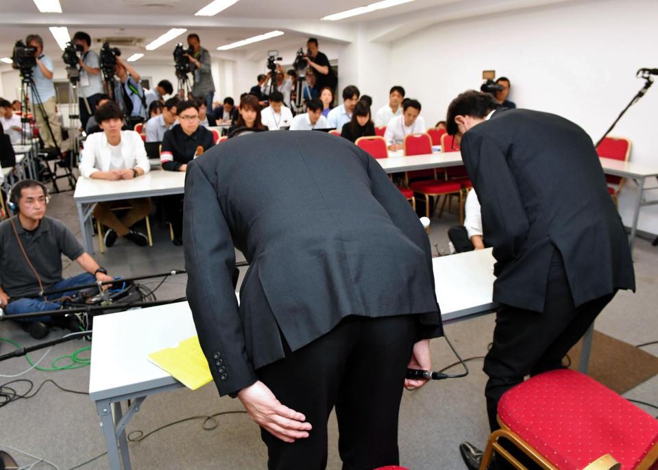会見の冒頭で謝罪する日大アメフット部父母会の会長（手前左）と副会長