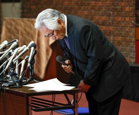 　アメリカンフットボール部の反則問題について記者会見し、冒頭に謝罪する日大の大塚吉兵衛学長＝２５日午後、東京都千代田区