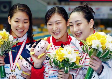 　女子２００メートル自由形の表彰後、笑顔を見せる優勝した池江璃花子（中央）ら。右は２位の五十嵐千尋、左は３位の白井璃緒