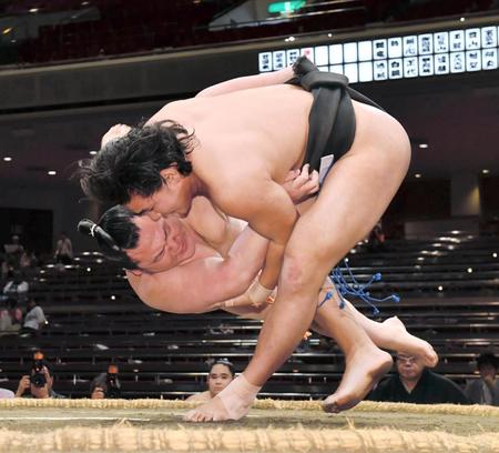 　佐々木山（左）を下手投げで下し、序二段優勝を決めた豊昇龍