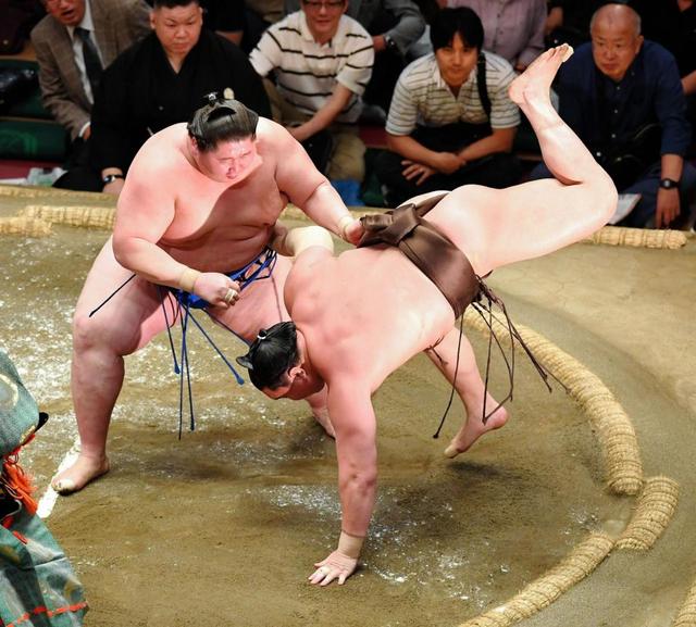 鶴竜　栃ノ心との直接対決制す　白鵬は優勝の可能性が消滅