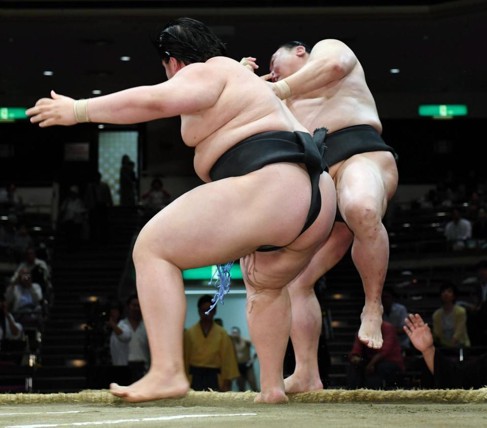 天一（右）を押し出す納谷＝両国国技館（撮影・棚橋慶太）