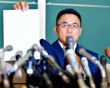 　宮川選手に対する寛大な処分を求める嘆願書を手にする関学大ＱＢの父・奧野康俊氏