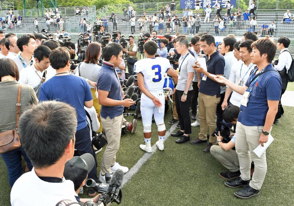 　報道陣の質問に答える関学ＱＢ・奥野