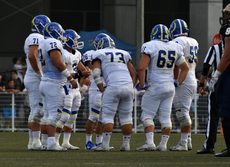 　第４Ｑ、奥野耕世（左から３人目）を中心に作戦を確認する関学の選手