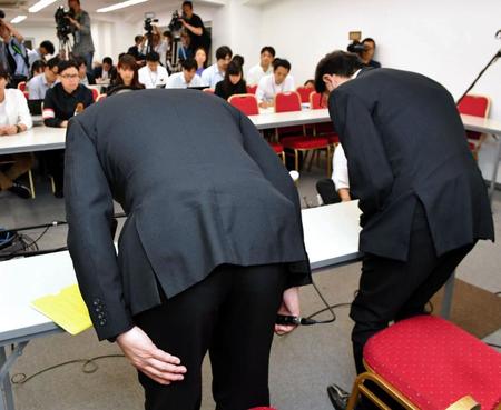 　謝罪する日大アメフット部父母会の会長（手前左）と副会長＝２４日