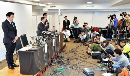 　処分を報告する関東学生アメリカンフットボール連盟の（左から）森本啓司専務理事、柿沢優二理事長、寺田昌弘監事＝ＴＫＰ東京駅日本橋カンファレンスセンター