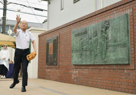 　「１００回つなぐ始球式リレー」の出発式で、最初の始球式を行う日本高野連の八田英二会長＝３０日午前、大阪府豊中市