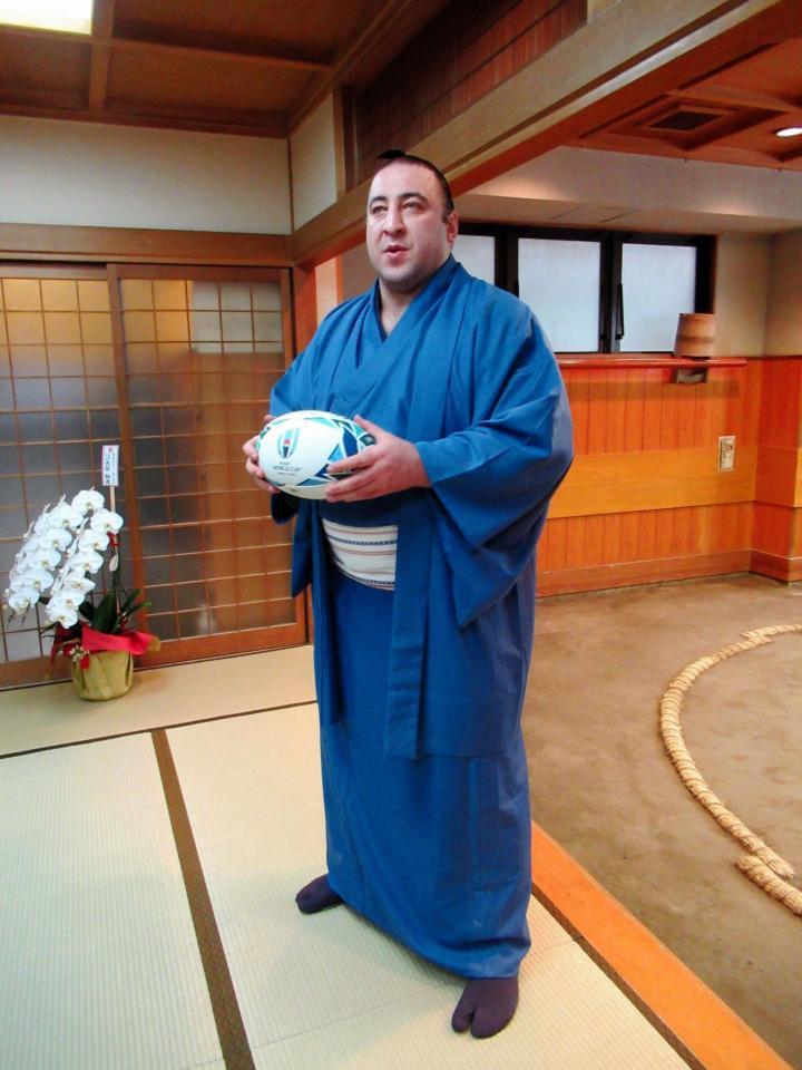 ラグビーボールを手にラグビー日本代表ＶＳジョージア代表戦をアピールする新大関栃ノ心