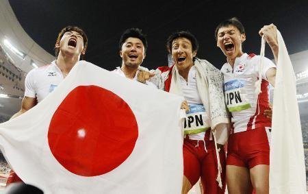 　２００８年８月、北京五輪陸上男子４００メートルリレーで銅メダルを獲得した日本チーム。左から塚原直貴、末続慎吾、朝原宣治、高平慎士の各選手＝国家体育場（共同）