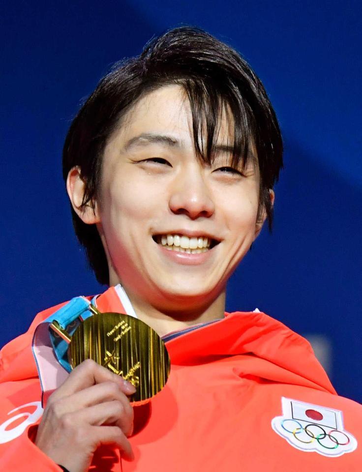 　平昌冬季五輪フィギュアスケート男子で、金メダルを手に笑顔の羽生結弦（共同）
