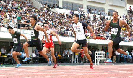 　男子１００メートル決勝　ゴールする、優勝した山県亮太（左から２人目）、２位の飯塚翔太（右から２人目）、３位のケンブリッジ飛鳥（右端）ら＝コカ・コーラボトラーズジャパンスポーツパーク陸上競技場