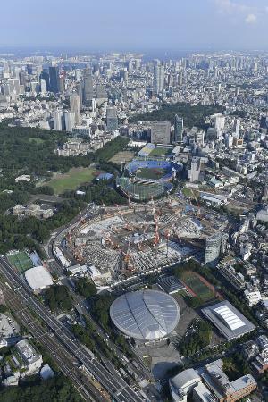 　東京五輪へ向け、建設が進む新国立競技場（中央）＝２０１７年７月