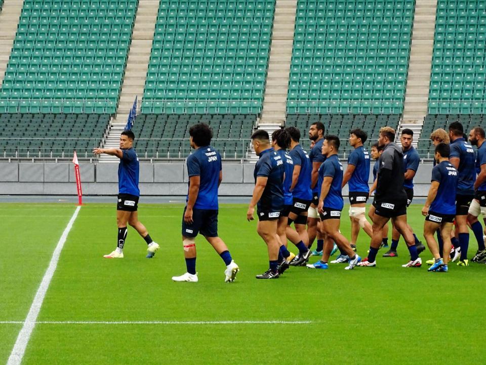 ラグビー日本代表はＳＯ田村（左）を先頭に徒歩で前日練習を終了