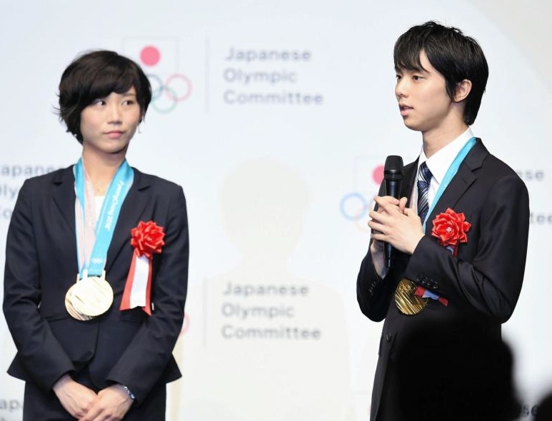 特別栄誉賞を受賞し喜びを語る羽生結弦。左は高木美帆＝都内