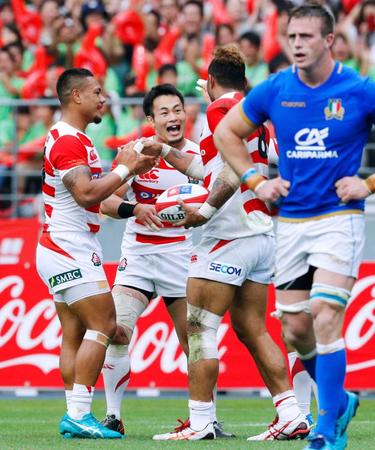 　前半、トライを決めたマフィ（左から３人目）を祝福する福岡（同２人目）＝共同