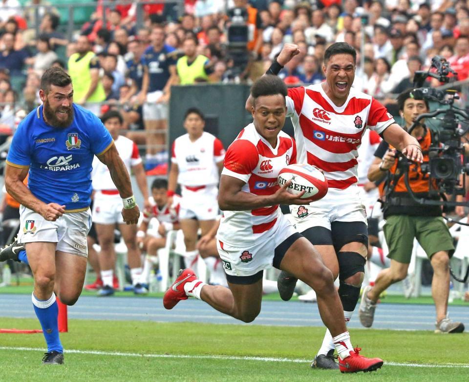 　後半、トライを決める松島（中央）