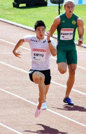 　男子１００メートルの１レース目で10秒25をマークした桐生祥秀（左）＝共同
