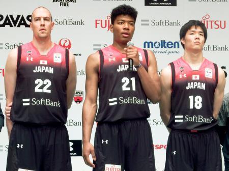 　バスケットボールの男子Ｗ杯アジア１次予選を前に、記者会見する八村塁（中央）。左はファジーカス・ニック＝１１日、東京都港区