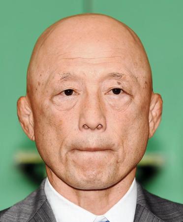 会見中に唇をかむ栄和人監督＝駒沢体育館（撮影・園田高夫）