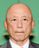 会見中に唇をかむ栄和人監督＝駒沢体育館（撮影・園田高夫）