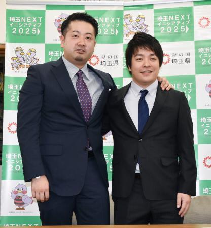 　卓球「Ｔリーグ」の「Ｔ・Ｔ彩たま」とコーチ兼任の選手として契約した岸川聖也。左は坂本竜介監督＝１５日、埼玉県庁