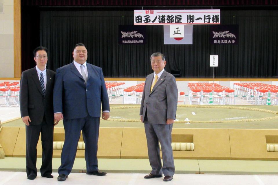 　会見した（右から）村崎理事長、田子ノ浦親方、石川氏