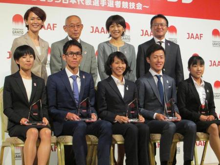 上段右から日本陸連の瀬古利彦マラソン強化戦略プロジェクトリーダー、高橋尚子さん、君原健二さん、有森裕子さん