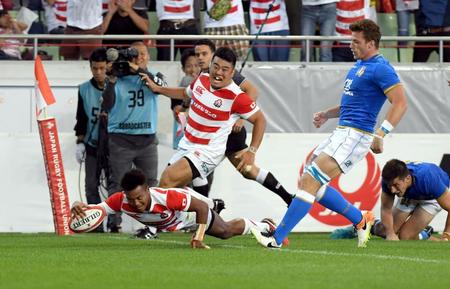 　試合終了間際、トライを奪う日本代表・松島幸太朗（左）