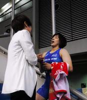 　悪性リンパ腫からの復帰戦を制し、母校の至学館大・谷岡郁子学長（左）と抱擁する渡利璃穏