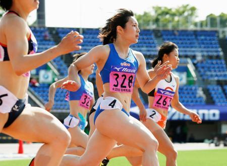 　女子２００メートル決勝　２４秒０２で優勝した湯浅佳那子（３２８）＝ＳｈｏｎａｎＢＭＷスタジアム平塚