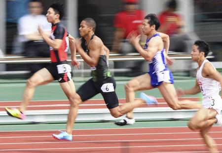 　男子１００メートル予選　力走するケンブリッジ飛鳥（左から２人目）ら＝維新みらいふスタジアム