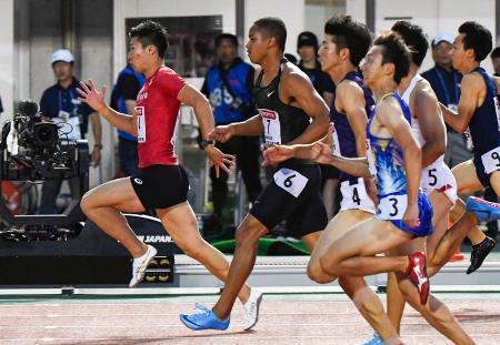 　男子１００メートル準決勝　力走する桐生祥秀（左端）、ケンブリッジ飛鳥（左から２人目）ら＝維新みらいふスタジアム