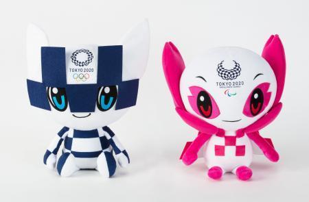 　７月２２日の名前公表に合わせ販売される、東京五輪・パラリンピックのマスコットのぬいぐるみ（大会組織委提供）
