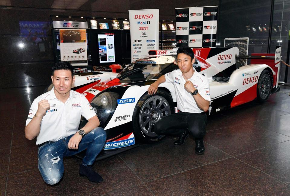 　トヨタの東京本社でルマン２４時間の優勝報告をする中嶋一貴（右）と小林可夢偉