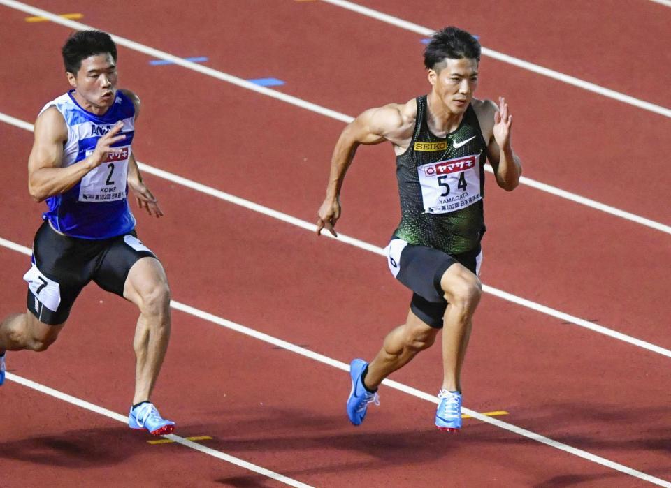 　男子１００メートル準決勝　力走する山県亮太（右）＝維新みらいふスタジアム