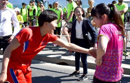 　ＩＯＣのイベントで笑顔を見せる福原愛（右）と北朝鮮選手＝２２日、スイス・ローザンヌ（共同）