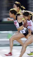 　女子１００メートル決勝　11秒64で初優勝した世古和（左）。奥は２位の福島千里、手前は３位の市川華菜＝維新みらいふスタジアム