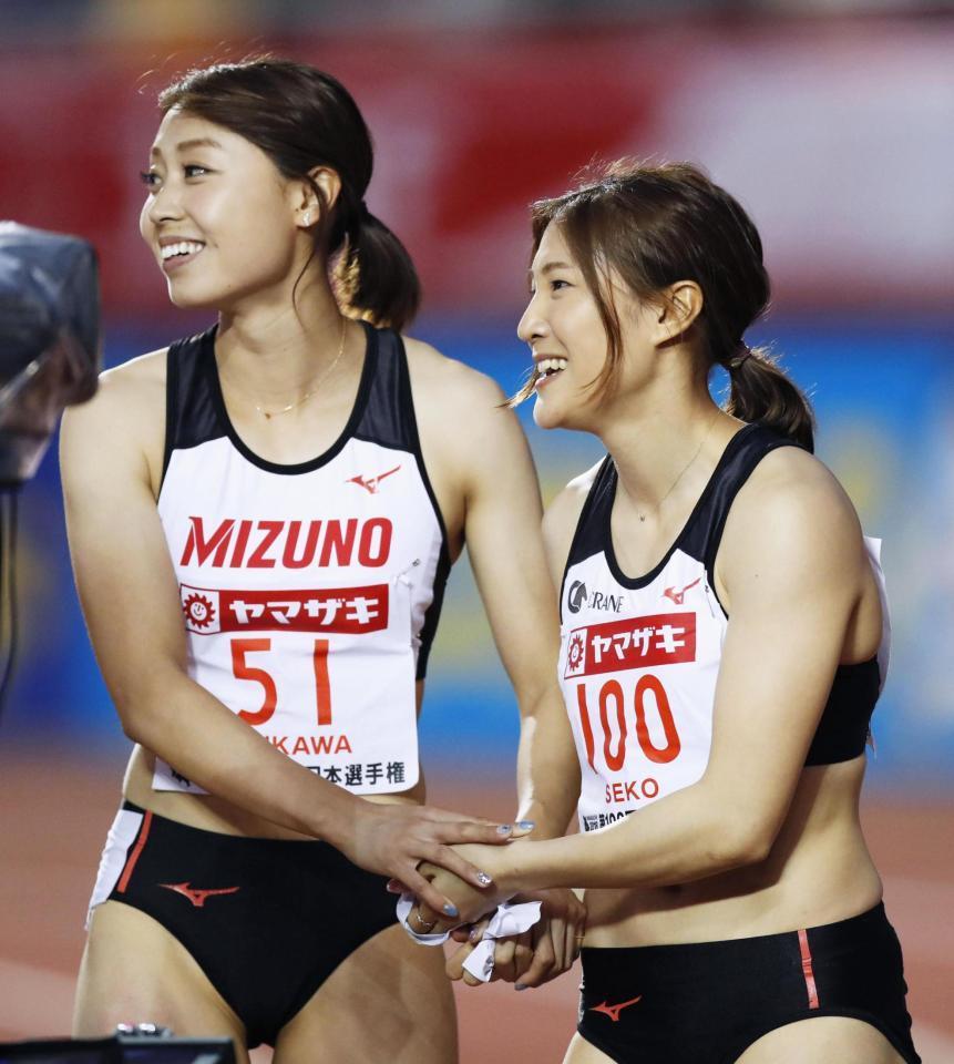　女子１００メートルで初優勝し喜ぶ世古和。左は３位の市川華菜＝維新みらいふスタジアム