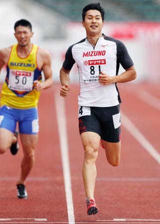 　男子２００メートル予選　決勝進出を決めた飯塚翔太（右）＝共同