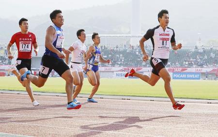 　男子２００メートル決勝　２０秒３４で優勝した飯塚翔太（右端）。左端は４位に終わった桐生祥秀＝維新みらいふスタジアム