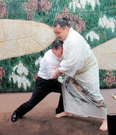 大村知事（左）と相撲を取る鶴竜