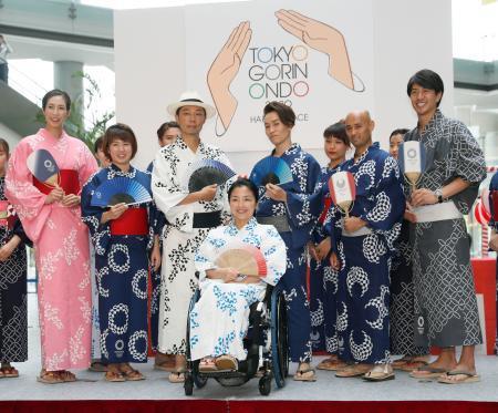 　東京五輪のイベントで、記念写真に納まる（左から）大林素子さん、藤井瑞希選手、（１人おいて）田口亜希さんら＝２６日午後、東京都新宿区