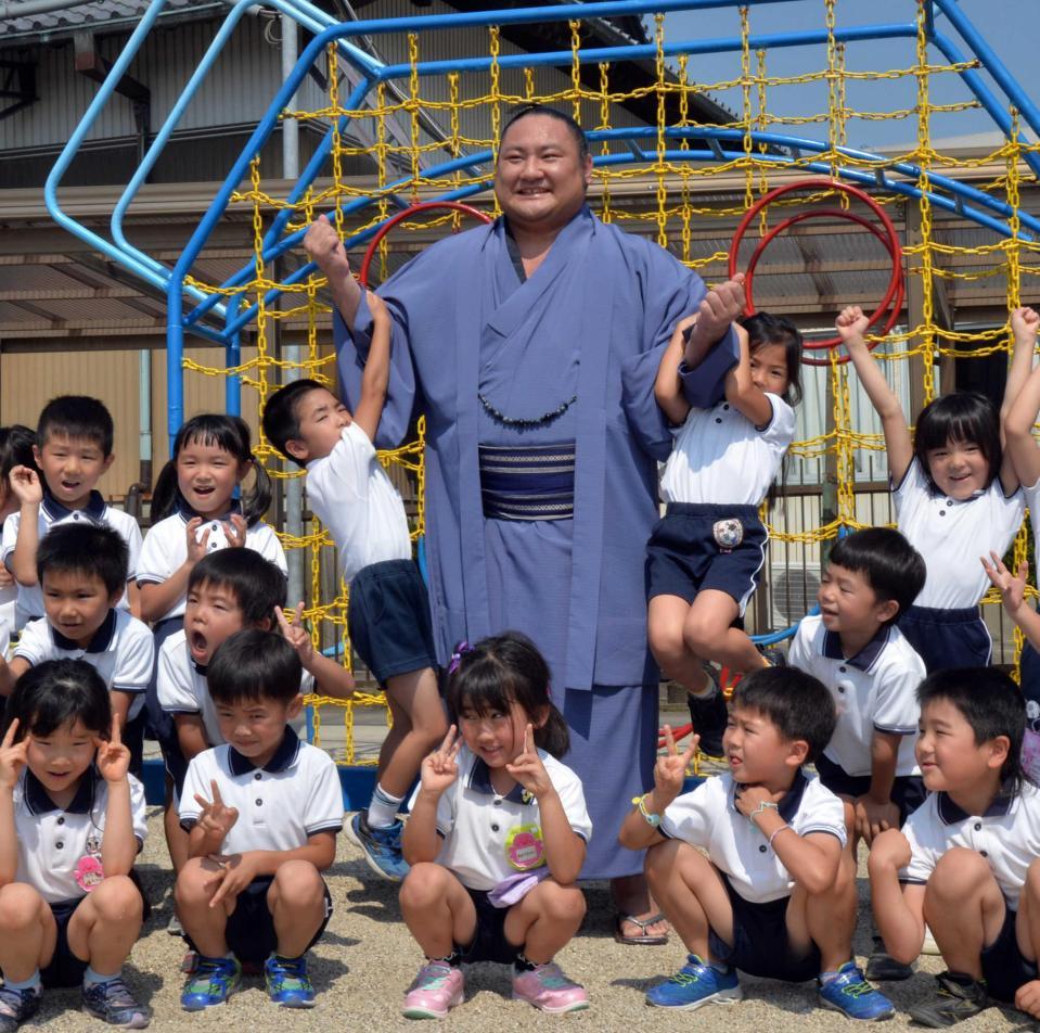 　新入幕を果たし、園児らと喜ぶ琴恵光