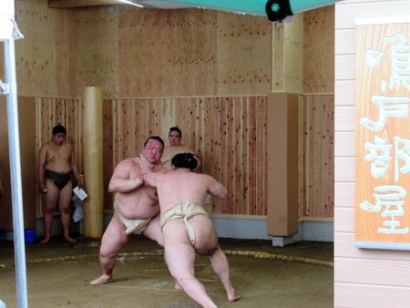 竜電（手前）ののどわをこらえる稀勢の里